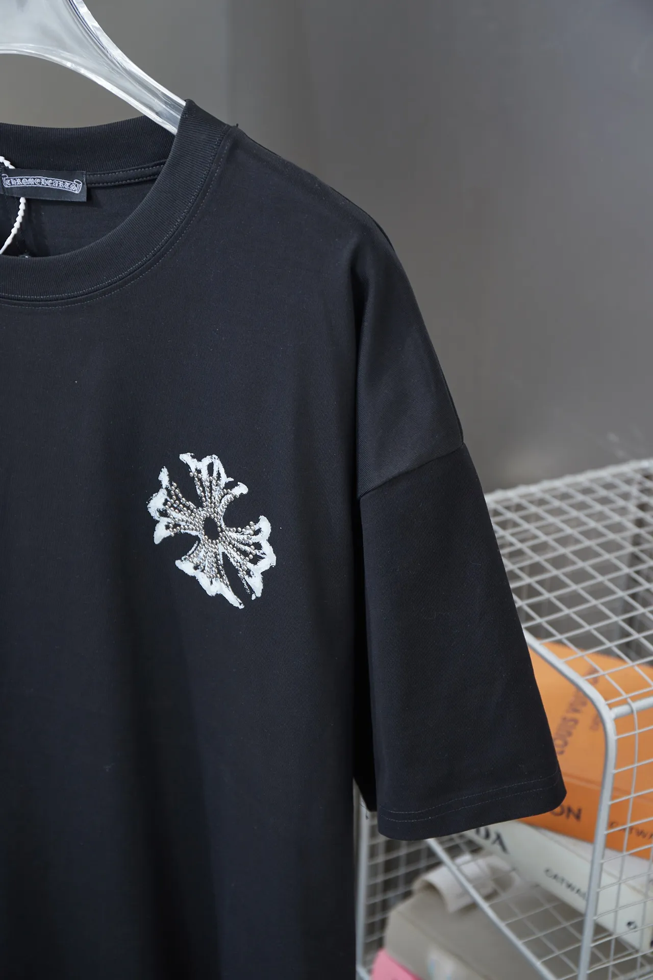 🅿️200 Chrome Hearte 25SS early spring new model, printed hot diamond short sleeves, light luxury, a must-have item for daily commuting for men and women, correct version, welcome to compare, detailed features · 280 grams of 100% pure cotton double yarn jersey fabric · Special thickened 32 pieces of double-strand 1X1 thread in the same vat · Environmentally friendly screen hand printing ➕ Imported Australian matte pearl diamond ➕ Three-dimensional wow glue high temperature hot pressing · Double-needle sewing and cross-seam technology · Original main mark, washed tag, branded moisture-proof paper packaging Color: black/white/grey Size: S/M/L/XL
